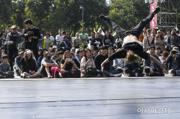 [포토] 비보잉 공연에 집중하는 시민들