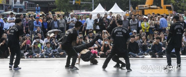 [포토] 서울광장서 즐기는 비보잉