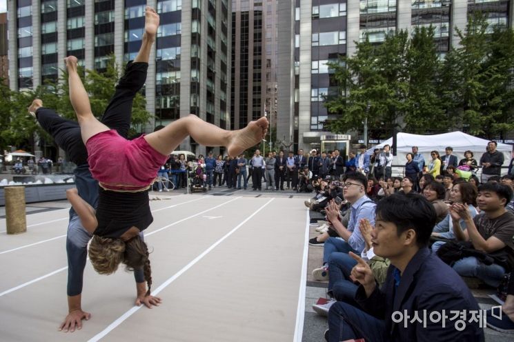 [포토] 시민 시선 사로잡는 거리예술