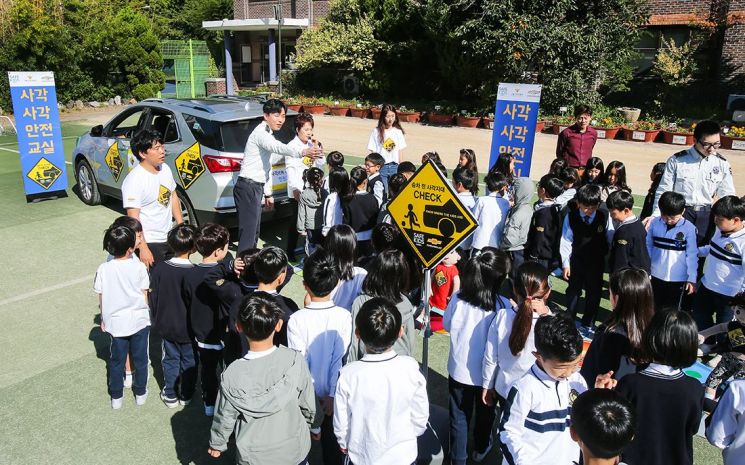 한국GM과 세이프키즈코리아는 4일 서울 유석초등학교에서 1학년생 약 60 여명을 대상으로 교통 안전교육을 실시했다.