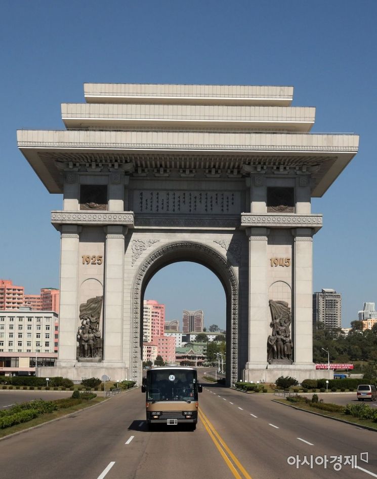 [포토] 평양개선문 통과하는 차량