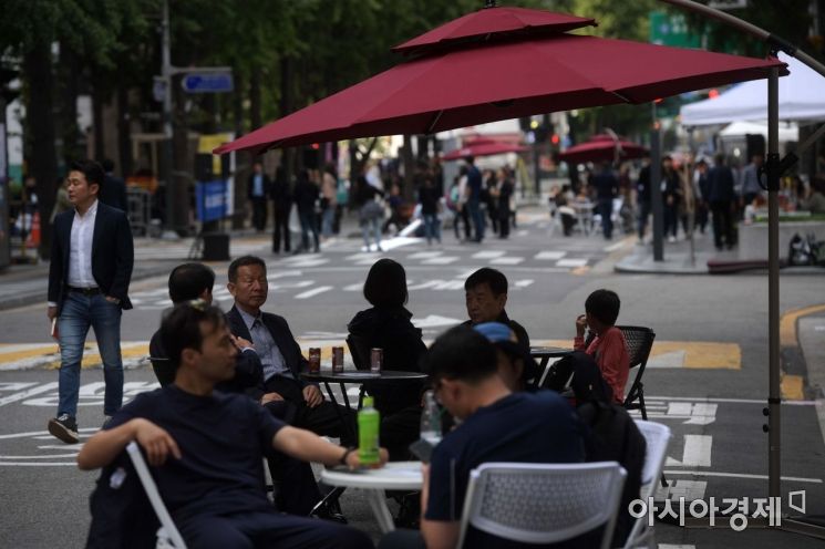 [포토]차 없는 거리에서 쉬어가세요