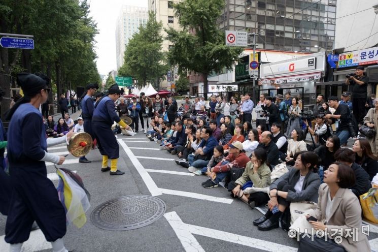 [포토]서울거리예술축제, 시민들과 소통하는 공연