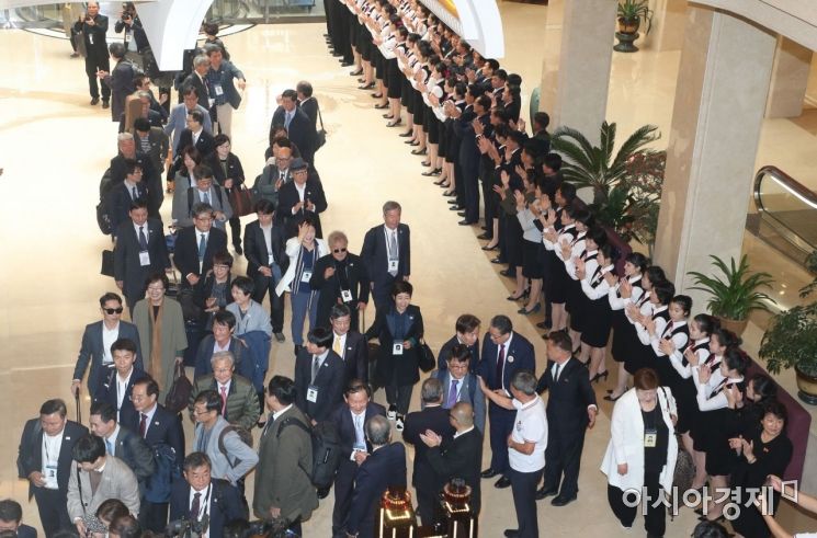 [포토] 북측 환영받는 남측 대표단