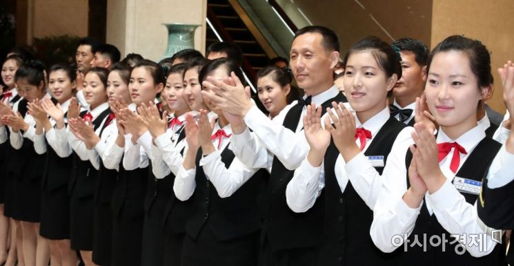 [포토] 박수 치는 북측 봉사원들