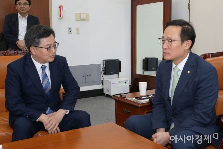 [포토] 국회에서 홍영표 원내대표 만나는 김동연