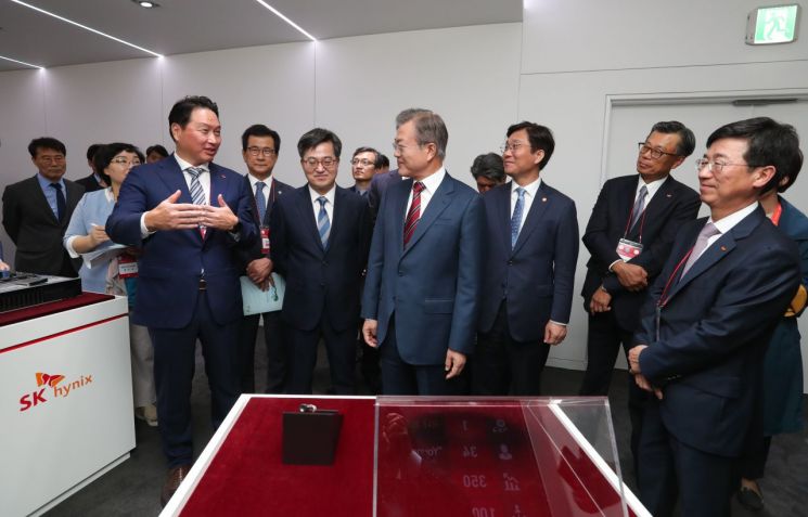 문 대통령, 최태원 SK 회장에 "규제개선 필요하면 알려달라"