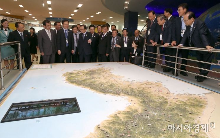 [포토] 평양 과학기술전당의 한반도