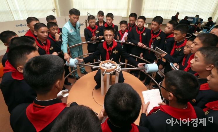[포토] 과학실습 교육 받는 북한 학생들