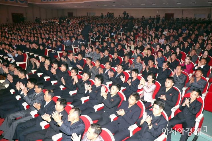[포토] 박수치는 평양 주민들