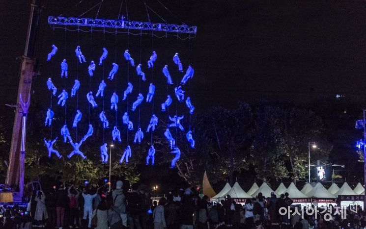 [포토] 시민들의 공중 퍼포먼스