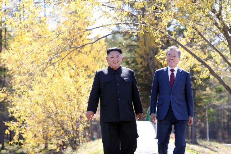 산책하며 대화하는 문재인 대통령과 김정은 북한 국무위원장. [이미지출처=연합뉴스]