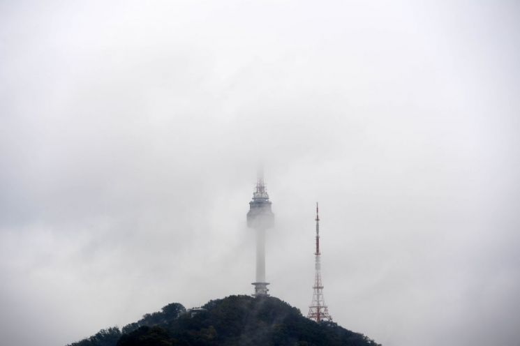 지난 10월 제25호 태풍 콩레이가 한반도를 향해 북상하는 가운데 서울 남산이 비구름에 잠겨 있다. /문호남 기자 munonam@