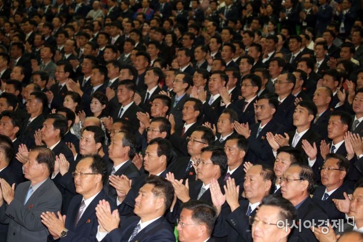 [포토] 박수치는 10.4선언 11주년 기념식 참석자들