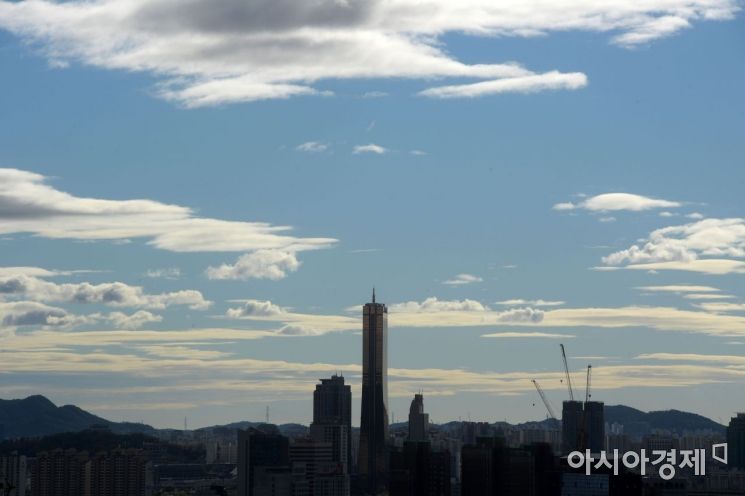 제25호 태풍 '콩레이'가 한반도 내륙을 지나간 6일 서울 하늘에 먹구름이 걷히며 파란 하늘이 드러나고 있다. /문호남 기자 munonam@