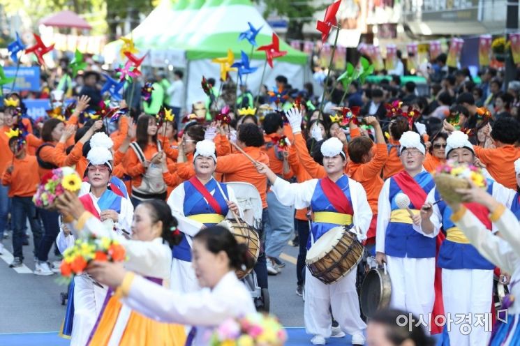 ‘추억의 충장축제’ 퍼레이드·개막식으로 본격 시작