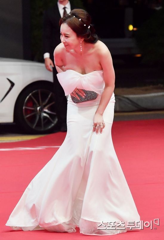 [포토] 서리슬 '드레스 밟고 넘어질라'