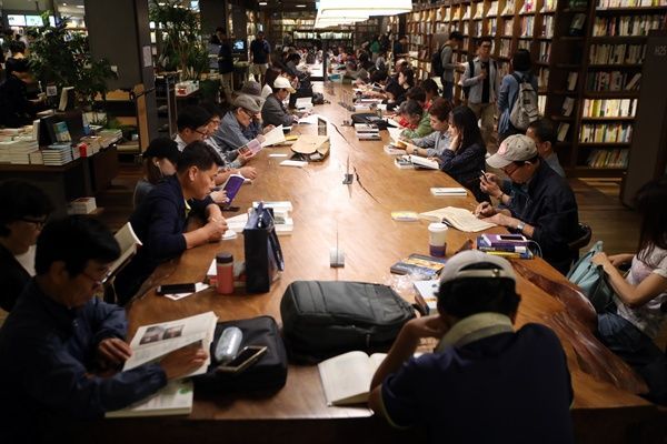 한 서점에서 독서를 하고 있는 사람들. 사진=연합뉴스