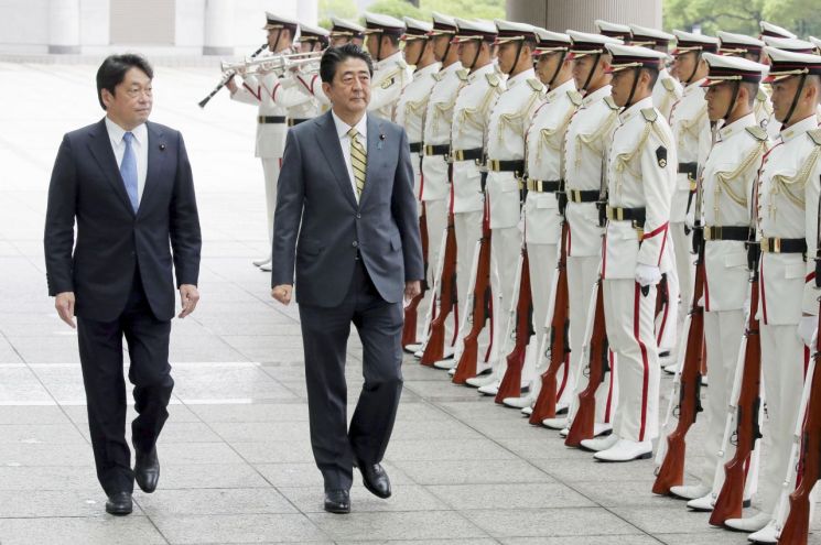 아베 신조(安倍晋三) 일본 총리가 9월 3일 도쿄 방위성을 방문해 자위대 간부들을 사열하고 있다. [이미지출처=연합뉴스]