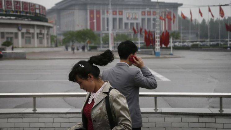 휴대폰을 이용하고 있는 평양 시민의 모습. 사진 = AP/연합뉴스