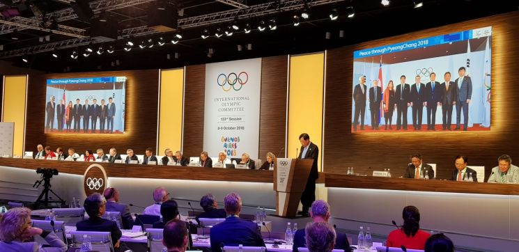 이희범 평창올림픽 조직위원장이 제 133회 IOC 총회에서 대회 성과와 재정 등 관련사항을 최종 보고하고 있다.[사진=평창올림픽 조직위원회 제공]