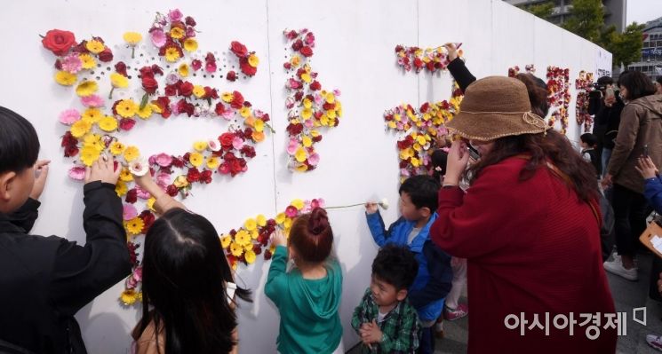 [포토] 세종대왕께 바치는 꽃