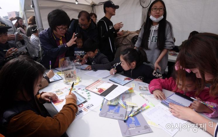 [포토] 훈민정음 달력 꾸미기