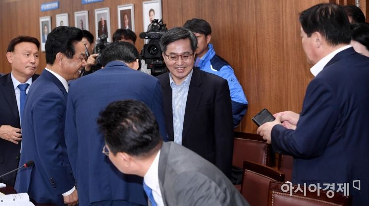 [포토] 지자체장들과 인사하는 김동연 부총리