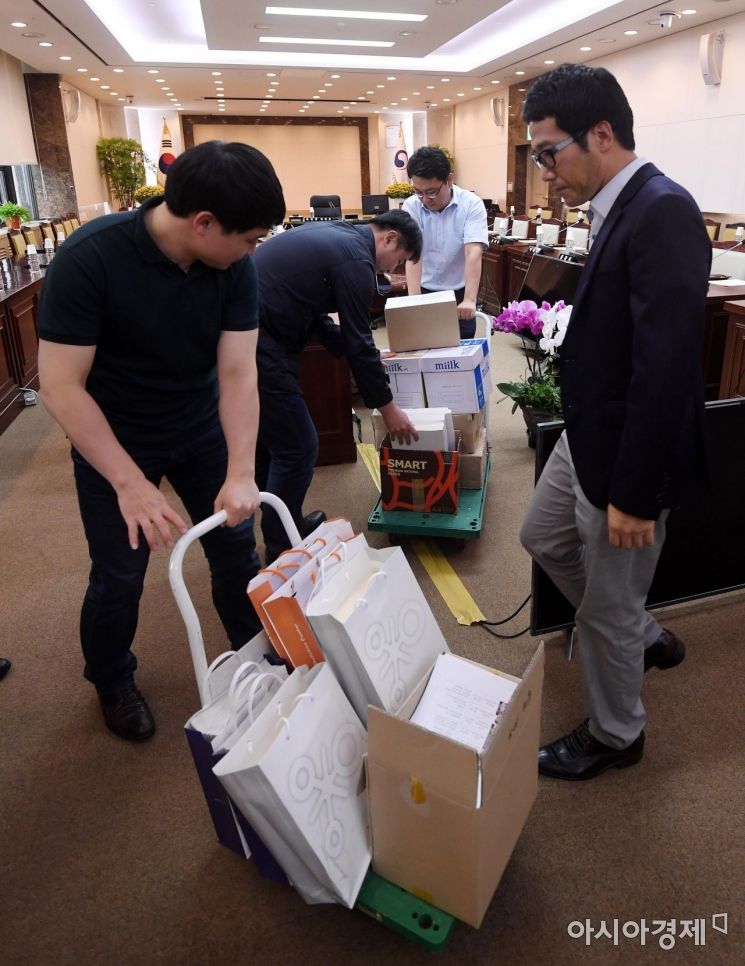 [포토] 국감 자료 옮기는 관계자들