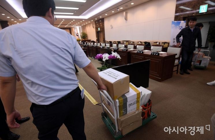 [포토] 국감 자료 옮기는 관계자들