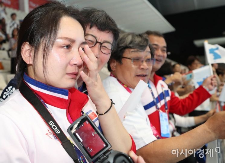 [포토] 눈물 흘리는 북측 선수단