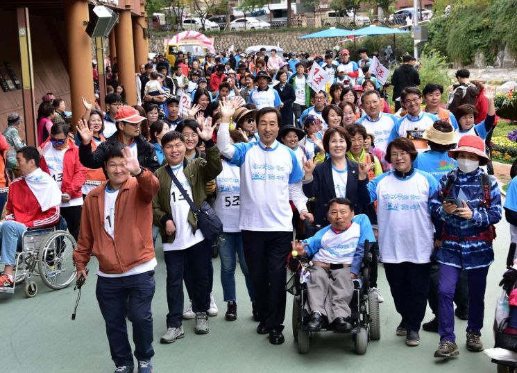 한글날 홍제천 변 '네 바퀴와 함께 걷는 세상' 활짝