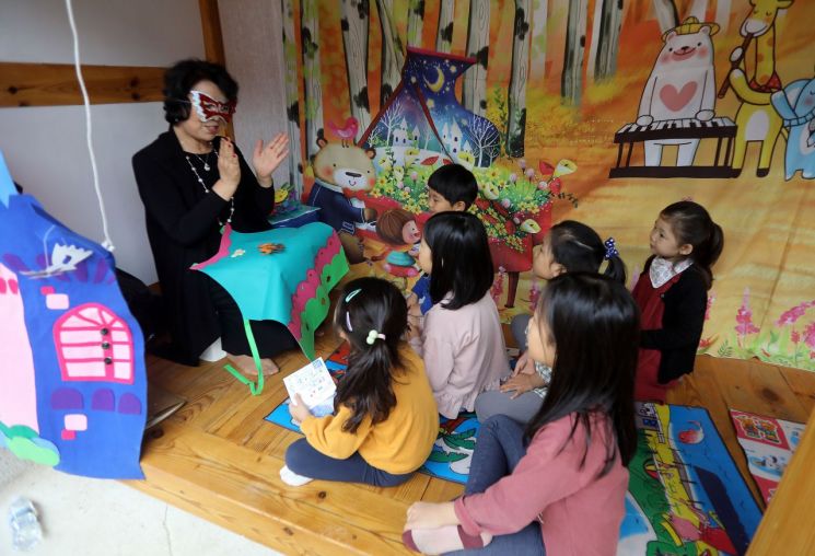 어린이들이 ‘곰씨의 의자’스토리텔러 동화극을 듣고 있다.