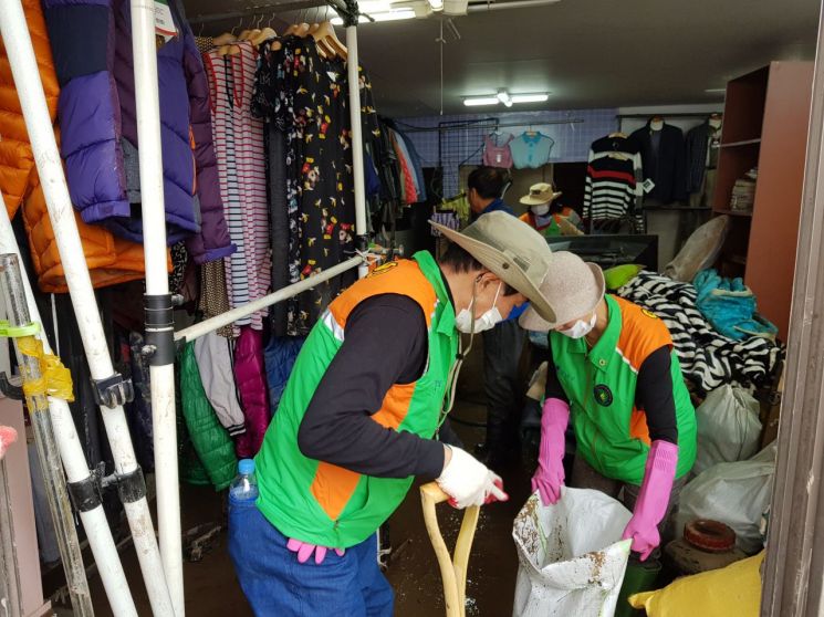 [포토]강남구 자율방재단, 영덕군 응급수해복구 지원