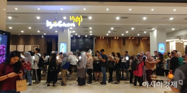 5일 말레이시아 쿠알라룸푸르 파빌리온 쇼핑몰에 입점한 교촌치킨에 현지인들이 줄지어 기다리는 모습.