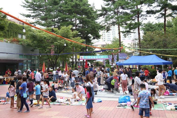 철길 위 공원에서 열리는 별난시장 ‘별별시장’