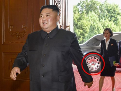 김정은 북한 국무위원장이 지난 7일 마이크 폼페이오 미국 국무부 장관 영접 당시 롤스로이스로 추정되는 검은색 차량을 타고 도착한 모습/사진=미국 국무부, 연합뉴스