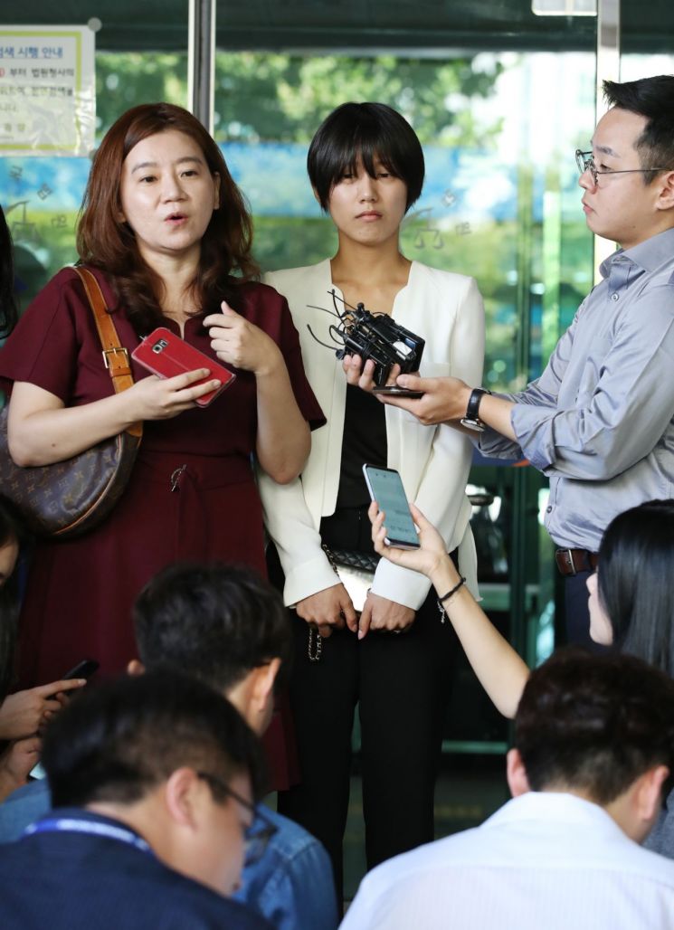 지난달 5일 오전 서울 서부지방법원에서 열린 '유튜버 촬영물 유포 및 강제추행 사건' 제1회 공판을 방청한 피해자 양예원(오른쪽)씨와 이은의 변호사가 기자들과 인터뷰하고 있다.사진=연합뉴스