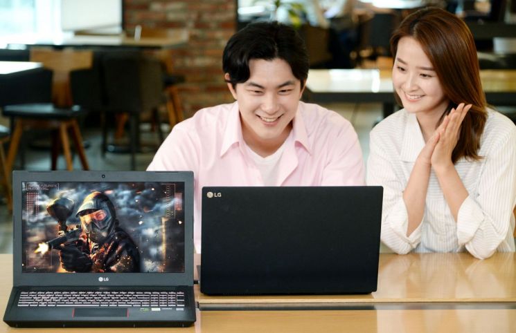 LG전자 모델이 15.6인치 ‘LG 게이밍 노트북(모델명: 15G880)’을 시연하고 있다.