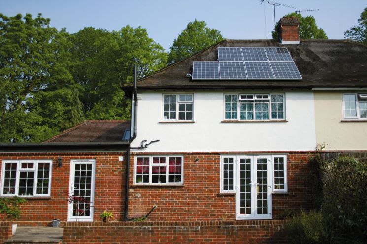▲한화큐셀은 영국 태양광모듈 시장에서 2년 연속 점유율 1위를 달성했다. 사진은 영국시내에 설치된 한화큐셀의 주택용 태양광 모듈.