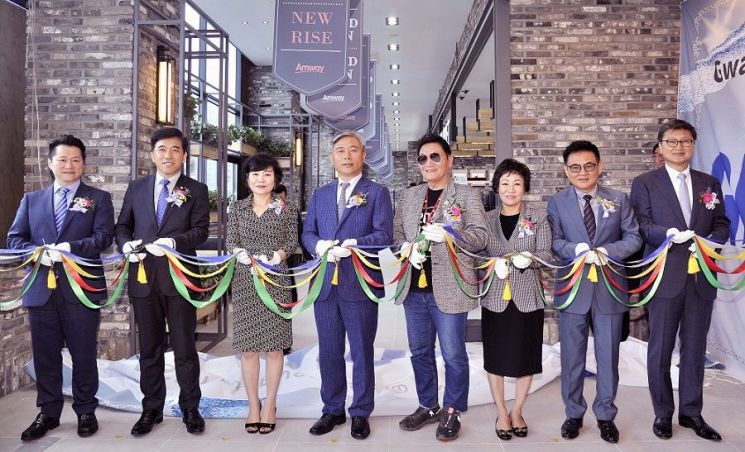 지난 6일 진행된 광주 암웨이 비즈니스 센터 오픈식에서 김장환 한국암웨이 대표(왼쪽에서 네 번째)가 참석한 가운데 테이프 커팅이 진행되고 있다.