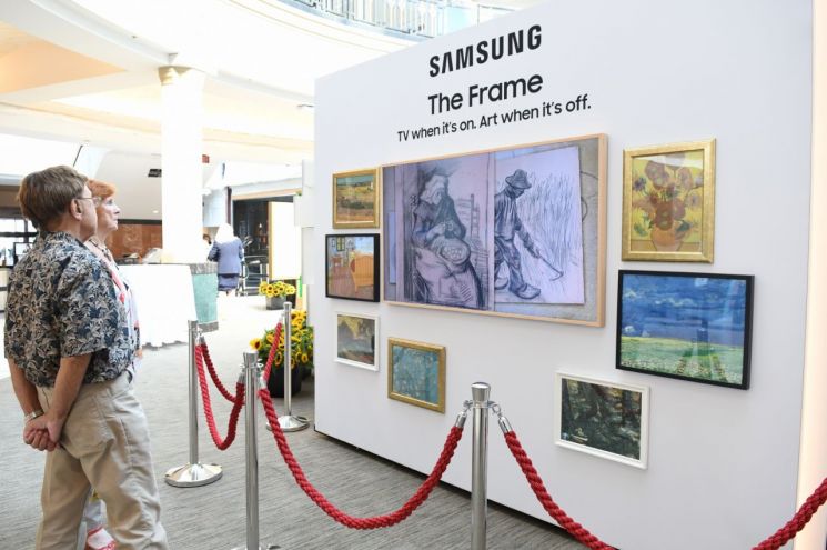 미국 필라델피아에 위치한 쇼핑몰 '킹 오브 프러시아'에서 관람객들이 삼성전자의 TV '더 프레임'을 통해 반 고흐의 작품을 감상하고 있다.