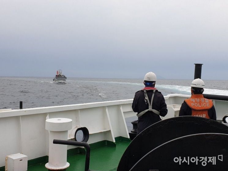 ▲목포해경이 9일 기관고장 선박을 예인하고 있다.