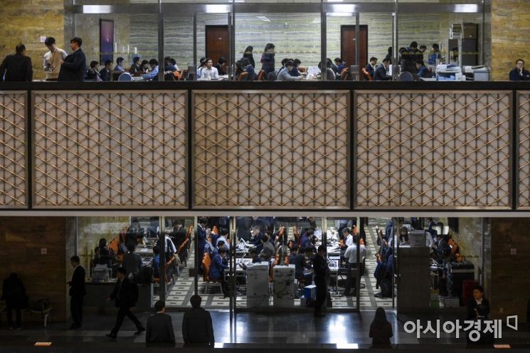 [포토] 국정감사에 공무원 북적이는 국회
