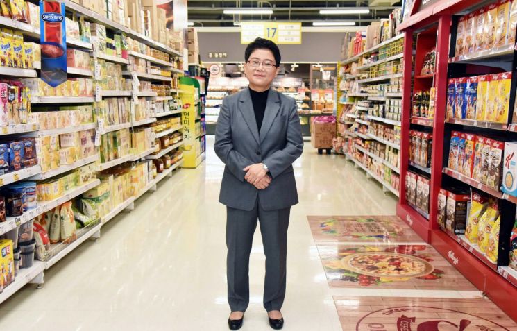 "슬리퍼 끌고 가는 동네 사랑방"…'코너스 바이 홈플러스' 1호점 선보인다  