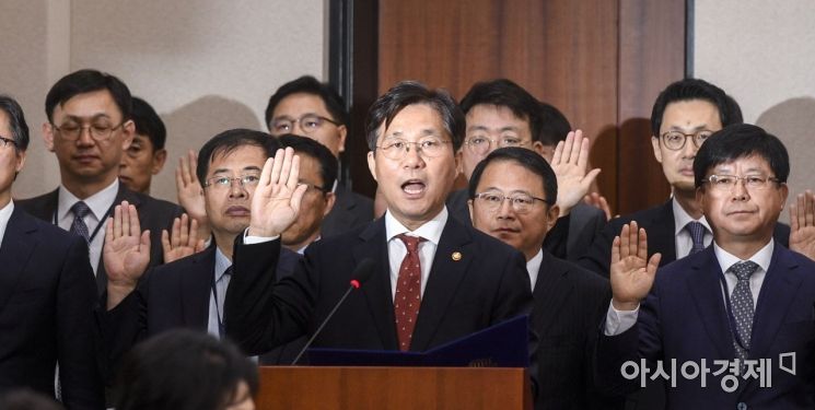 [포토]국감 선서하는 성윤모 장관