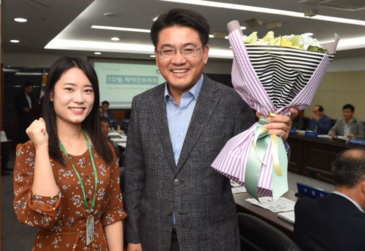 [포토]오승록 노원구청장 취임 100일 기념 꽃다발 받아 