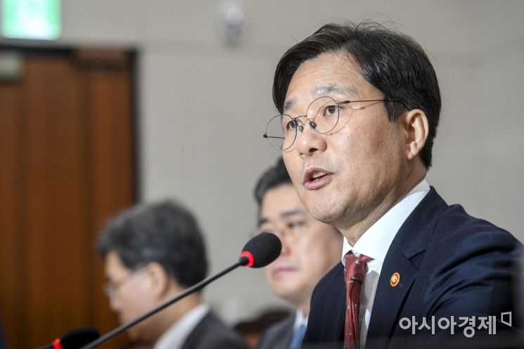 [포토] 군산 GM 철수 관련 답하는 성윤모 장관