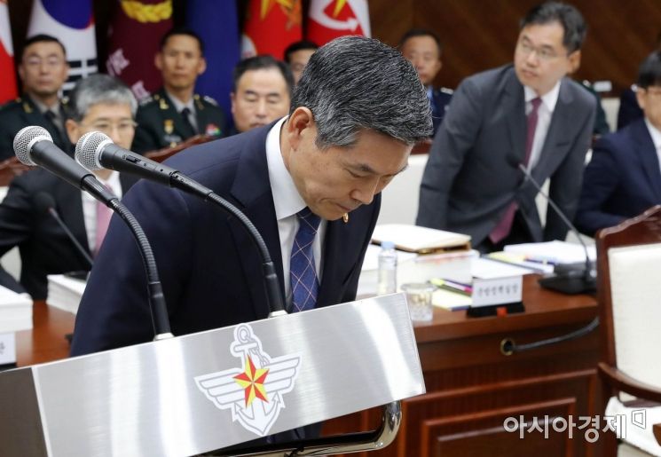 [포토] 인사하는 정경두 국방부 장관