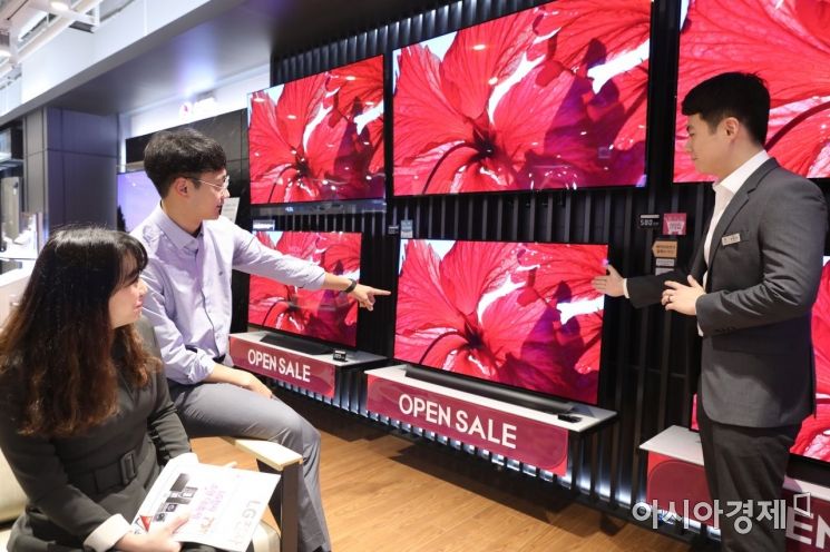 롯데백화점 광주점 9층 가전 디지털 전문관에서 예비 신혼부부가 가전제품을 살펴보고 있다.